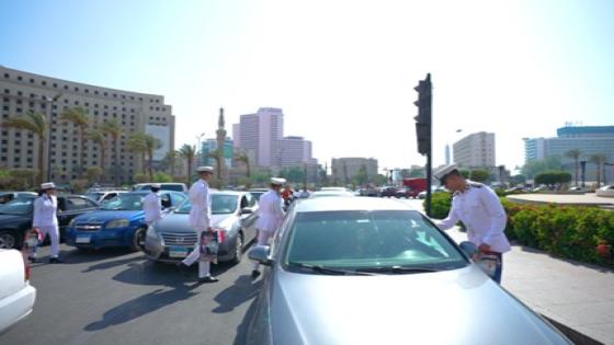 الداخلية تشارك المواطنين الاحتفال بذكرى ثورة 30 يونيو وتوزع الهدايا عليهم