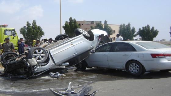مصرع شخصين وإصابة آخر بسبب تصادم سيارة ملاكي برصيف في شارع فيصل