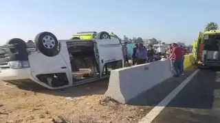 انقلاب ميكروباص ف الطريق الصحراوى الغربى