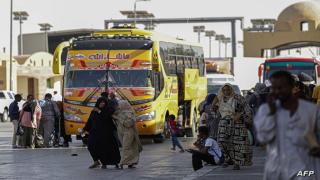 Passengers fleeing war-torn Sudan arrive at Qastal land port crossing between Egypt and Sudan on May 13, 2023. Air strikes pummelled Khartoum, with representatives of Sudan's warring factions meeting in Saudi Arabia for talks to prevent a "humanitarian catastrophe" as the fighting entered a fifth week. (Photo by Khaled DESOUKI / AFP)