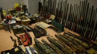 القبض علي 10 متهمين بحوزتهم أسلحة وذخيرة بدون ترخيص فى الجيزة