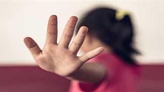 15 سنة وواجهت مديرها.. طالبة تكشف تحرش مدير مدرسة في مكتبه