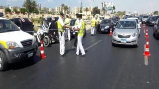 تحرير 1329 مخالفة عدم تركيب الملصق الإلكتروني ورفع 39 سيارة ودراجة نارية متروكة