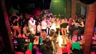 الملاهى الليلية بوابة الحرام الخلفية التي تقود للضياع وخراب البيوت وافلاس رجال الاعمال