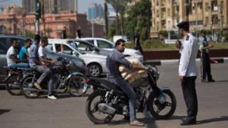 حملات مرورية ترفع 35 سيارة ودراجة نارية وتضبط 862 مخالفة لعدم ارتداء الخوذة