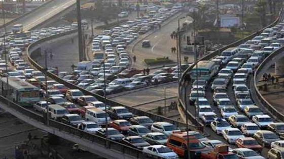 كثافات مرورية بمحور 26 يوليو إثر تصادم 6 سيارات.. والشرطة تنتقل لموقع البلاغ
