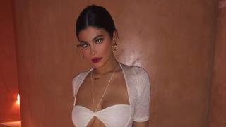 صور.. كيلى جينر تستعرض رشاقتها بفستان من Jacquemus بـ401 جنيه استرلينى