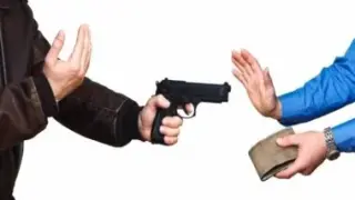 أحكام مشددة على عصابة استهدفت عملاء البنوك في عدة محافظات