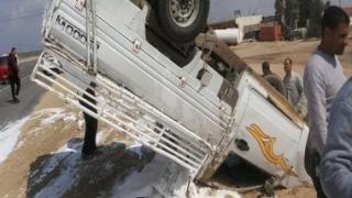 28 عاملًا مصابًا في حادث انقلاب سيارة أمام كوبري العمائر بسمسطا في بني سويف