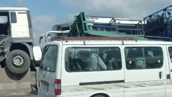 مصرع 4 أشخاص وإصابة آخرين إثر حادث سيارة نقل وتريلا بالصف