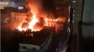 حريق يلتهم أكشاكًا مجاورة لمدرسة شهيد بالمنصورة بسبب ماس كهربائي