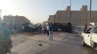 انقلاب سيارة مقطورة محملة بالسولار يعرقل الحركة على طريق الواحات الصحراوي