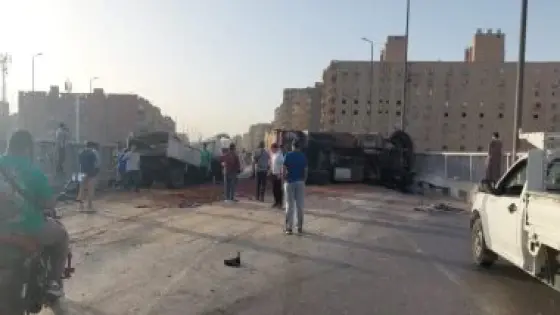 انقلاب سيارة مقطورة محملة بالسولار يعرقل الحركة على طريق الواحات الصحراوي