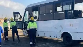 21 مصابًا في تصادم ميني باص ونقل بالطوب على الطريق الدولي بالبحيرة