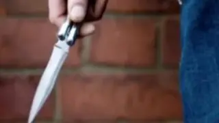 “الإخوة الأعداء”.. شخص يعتدي على أشقائه بسلاح أبيض بسبب الميراث