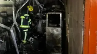 إخماد حريق محل حلويات بالسلام بعد امتداده لمحل مجاور وشقة تستخدم كوافير