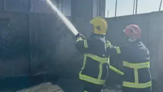 السيطرة على حريق داخل مصنع بالقناطر دون إصابات