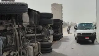 11 مصابًا في انقلاب سيارتين بطريق الفيوم الصحراوي
