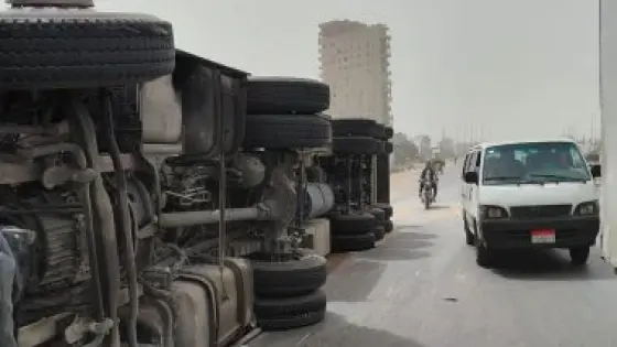 11 مصابًا في انقلاب سيارتين بطريق الفيوم الصحراوي