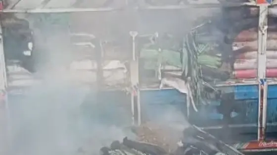 السيطرة على حريق سيارة نقل داخل شركة شحن بطريق كرداسة دون إصابات