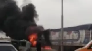 حريق ضخم يلتهم سيارة نقل على الطريق الدولي الساحلي بكفر الشيخ بعد تصادم عنيف