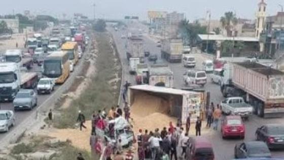 مصرع شخص وإصابة 4 في انقلاب مقطورة على ميكروباص بطريق الإسكندرية الصحراوي