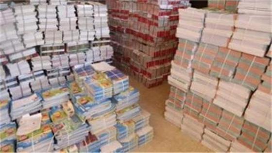 ضبط مالك مكتبة بالفيوم يبيع كتباً دراسية خارجية دون ترخيص