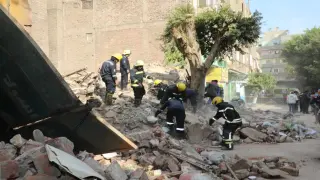 انهيار مفاجئ لعقار في روض الفرج.. إنقاذ مسن والبحث مستمر عن طفلة تحت الأنقاض