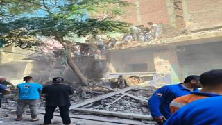 استمرار فحص موقع انهيار عقار بمصر القديمة وإصابة شخصين