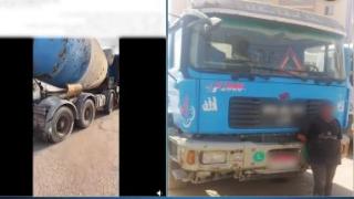 في العبور.. سائق يلقي الخرسانة في الشارع والأمن يتحرك سريعًا