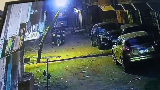 كاميرات المراقبة توثق لحظة سرقة “توكتوك” بشارع المدينة في العمرانية.. والأمن يكثف جهوده لضبط الجاني