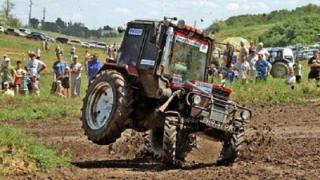 بتر قدم عامل زراعي أسفل عجلات جرار زراعي