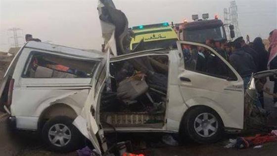 مصرع 11 شخص وإصابة 9 آخرين نتيجة تصادم سيارة نقل بصحراوي بني سويف