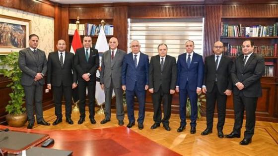 النائب العام يستعرض الكشوف ربع السنوية مع رئيس استئناف أسيوط ويثني على جهود النيابات