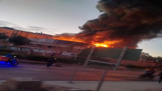 النيران تلتهم المصنع