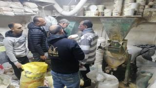 محافظ الجيزة: ضبط 130 طن دقيق بلدي مدعم ومواد غذائية متنوعة