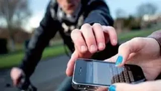 ضبط متهم بخطف هاتف طبيبة بعد خروجه من عملها بالجيزة
