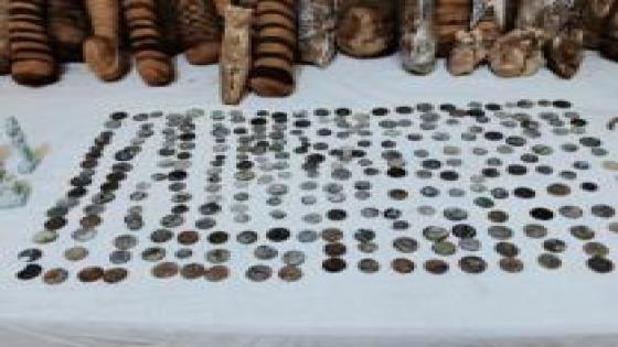ضبط 360 قطعة ومومياوات أثرية بحوزة شخصين في المنيا