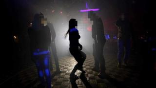 قصه الدكتور الصيدلي الذي يشارك في بار ويمتهن حياه العربده ويروج السموم علانية بالمهندسين