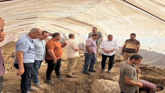 من أرض زراعية إلى موقع أثري.. أعمال حفر مكثفة بموقع اكتشاف تمثال رمسيس الثاني بالغربية