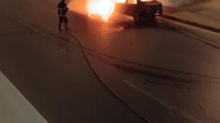 السيطرة على حريق سيارة ملاكي أسفل كوبري جهينة بمدينة 6 أكتوبر