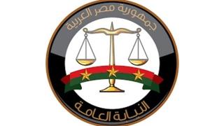 النيابة تحقق مع 4 موظفين بتهمة تسريب فيديو مشادة نائب محافظ سوهاج والسكرتير العام بدأت النيابة العامة بشمال سوهاج، اليوم الثلاثاء، تحقيقاتها مع 4 موظفين من العاملين بديوان عام محافظة سوهاج، على خلفية اتهامهم بتسريب مقطع فيديو يُظهر مشادة كلامية وقعت بين الدكتور محمد عبدالهادي، نائب المحافظ، واللواء علاء عبدالجابر، السكرتير العام السابق المُستبعد من قبل وزارة التنمية المحلية، وذلك داخل مقر الديوان العام وأمام مكتب المحافظ. وكان اللواء عبدالفتاح سراج، محافظ سوهاج، قد أصدر قرارًا بإيقاف الموظفين الأربعة عن العمل لمدة 3 أشهر، لحين انتهاء التحقيقات التي تُجريها النيابة بشأن الواقعة، بعد ما أُدينوا مبدئيًا في تسريب المقطع المصور الذي انتشر بشكل واسع على مواقع التواصل الاجتماعي وعدد من المنصات الإخبارية. وتضمنت التحقيقات فحص النيابة لتسجيلات كاميرات المراقبة داخل ديوان عام المحافظة، لتحديد الجهة المسؤولة عن تسريب المقطع الذي رصد لحظات التوتر بين نائب المحافظ والسكرتير العام السابق، حيث بدأت المشادة عقب وصول المحافظ إلى الطابق الثاني الذي يقع فيه مكتبه، وأمر بعدم السماح لأي شخص بالدخول خلفه حتى يتم إبلاغ وزارة التنمية المحلية ومجلس الوزراء بتفاصيل الواقعة. وتُواصل النيابة التحقيقات لكشف ملابسات التسريب وتحديد المسؤوليات الإدارية والفنية حول الواقعة.