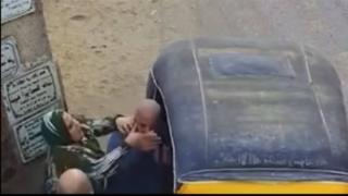 خلاف على 20 جنيهًا يتحول إلى اعتداء.. القبض على رجل وزوجته صفعا مسن داخل المقابر