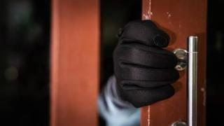 سلمت له مفاتيح الشقة.. طالبة تحرض حبيبها على سرقة 250 ألف جنيه من خزينة والدها