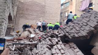 مصرع شخص وإصابة 2 آخرين في انهيار عقار الزيتون