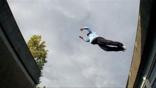 إصابة شخص بعد سقوطه من الطابق الرابع داخل أكاديمية الفنون بالعمرانية