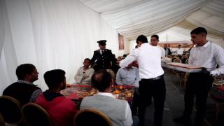 الداخلية تواصل توزيع وجبات إفطار على الصائمين ضمن مبادرة “كلنا واحد”