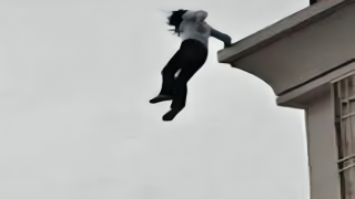 انتحار قفزت من الطابق الثامن