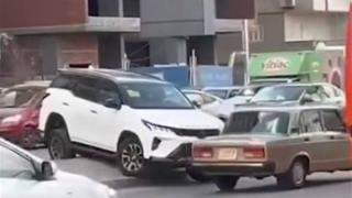 حبس وتحليل مخدرات.. قرارت عاجلة من النيابة بشأن قائد سيارة تحمل شعار البرلمان تسير عكس