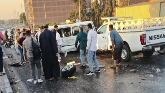 مصرع 8 أشخاص وإصابة 22 آخرين في تصادم ميكروباص وسيارة نقل بالطريق الأوسطي.. بينهم عمال